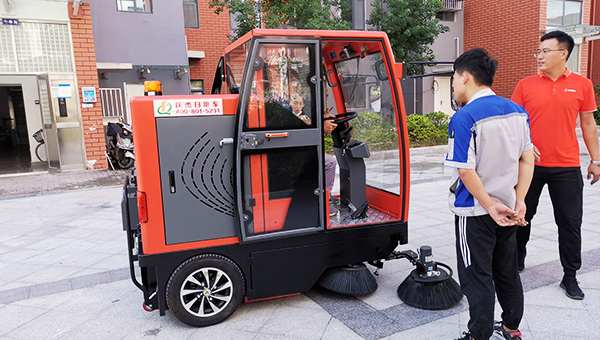 電動清掃車-清掃車廠家-小區(qū)采購慶杰全封閉掃地車