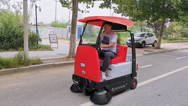 掃地車廠家-吸塵掃地車-市政道路采購慶杰電動掃地車