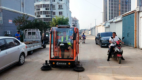 掃地車廠家-吸塵掃地車-市政小區(qū)采購慶杰全封閉掃地機(jī)