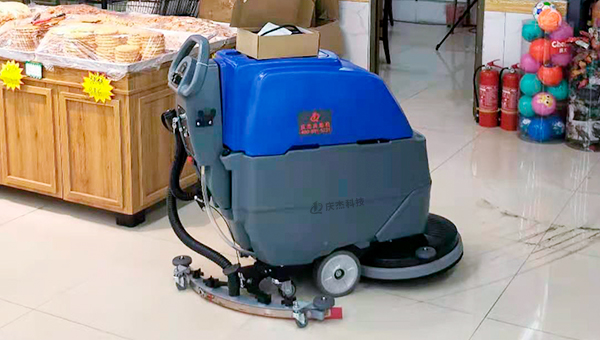小型掃地車-清掃車廠家-超市采購慶杰手推式洗地機(jī)