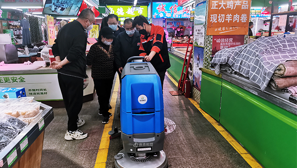 小型掃地車-清掃車廠家-農(nóng)貿(mào)市場采購慶杰手推式洗地機(jī)