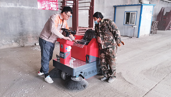 清掃車-清掃車廠家-航空工業(yè)選擇駕駛式掃地車