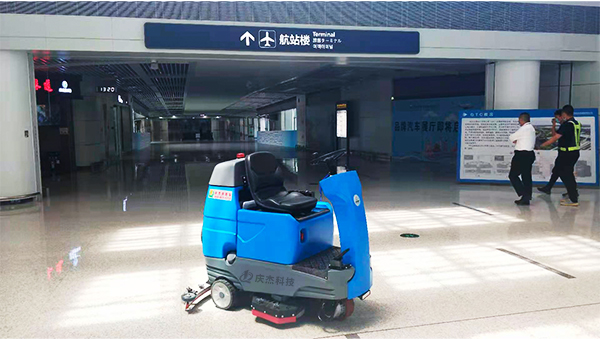 掃地車廠家-清掃車廠家-青島新機(jī)場使用慶杰駕駛式洗地機(jī)
