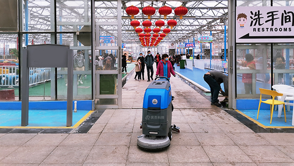 掃地車廠家-清掃車廠家-大型游樂園采購慶杰手推式洗地機(jī)