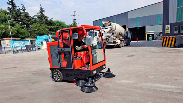 吸塵掃地車-清掃車-粉塵企業(yè)選購慶杰駕駛式掃地車