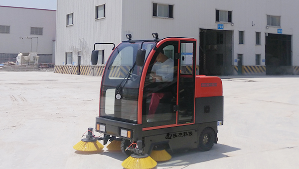 吸塵掃地車-清掃車-慶杰電動掃地車走進(jìn)大型攪拌站