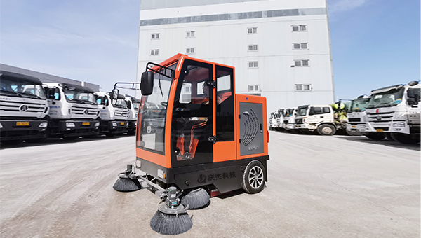 吸塵掃地車-清掃車-大型混凝土企業(yè)采購慶杰駕駛式掃地機(jī)